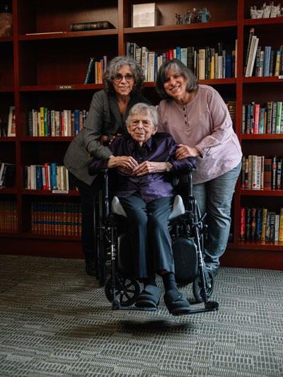 Mary Holtzblatt with daughters Ellen and Pam